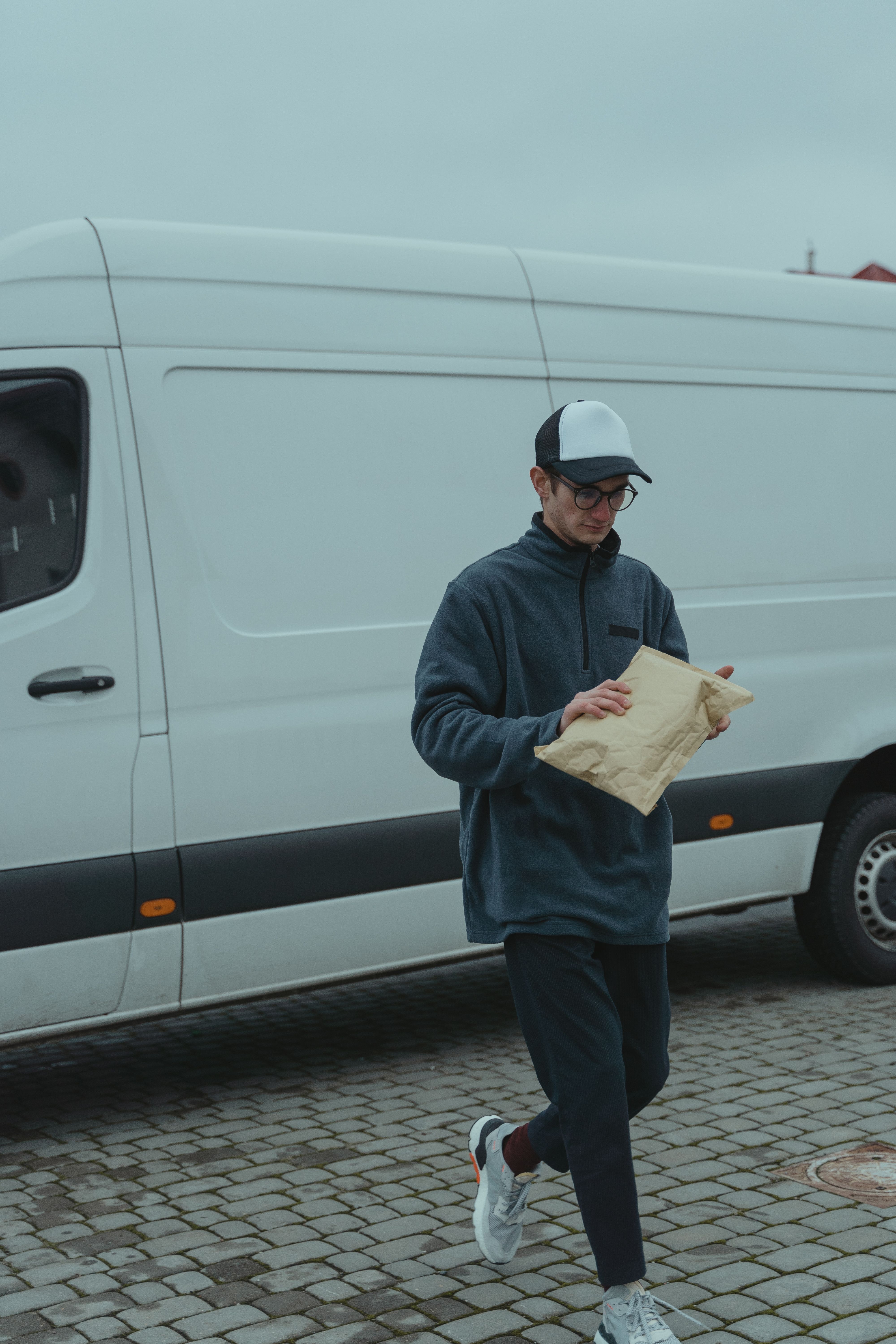 Courier verificando un paquete para entrega express