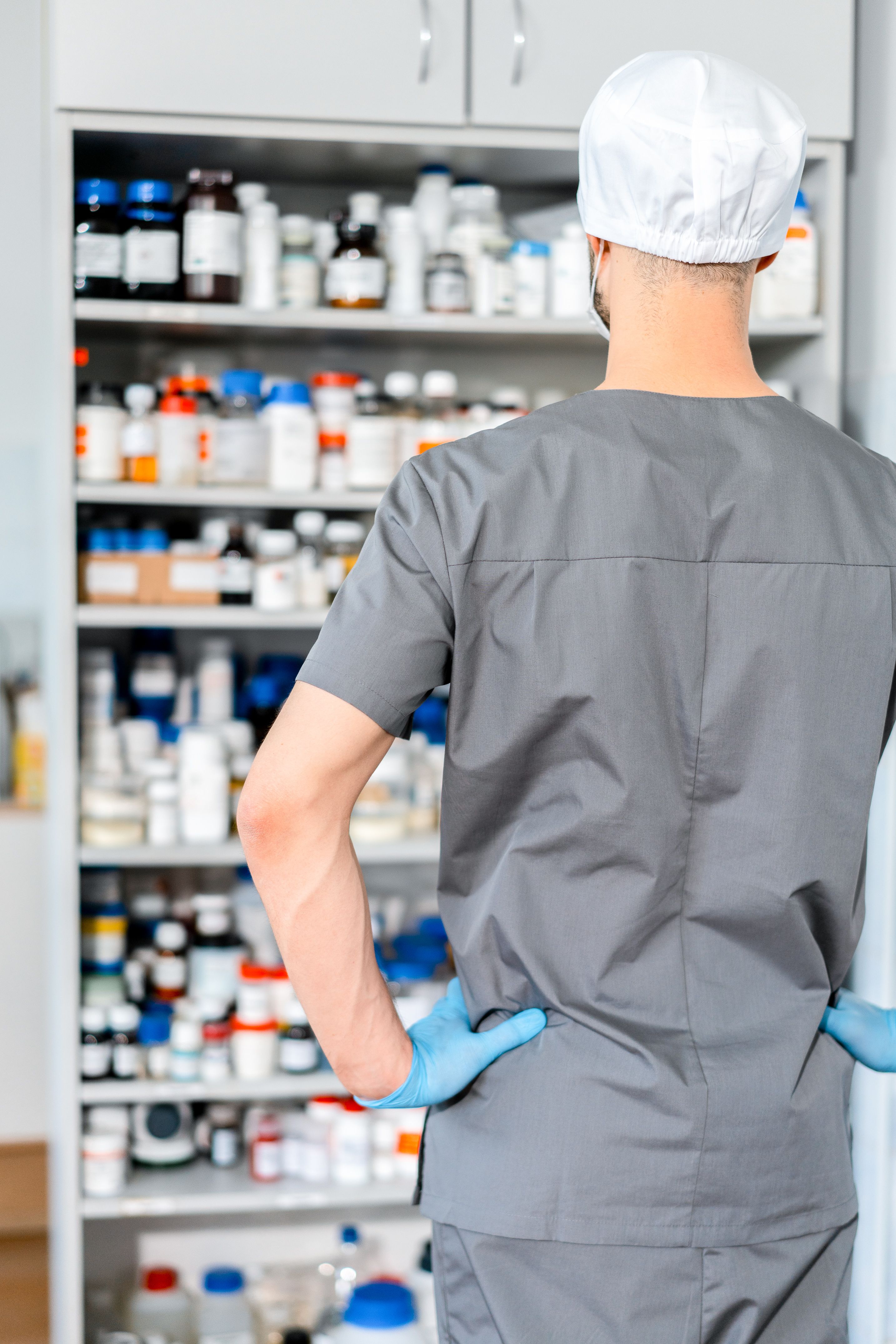 Especialista verificando inventario farmacéutico