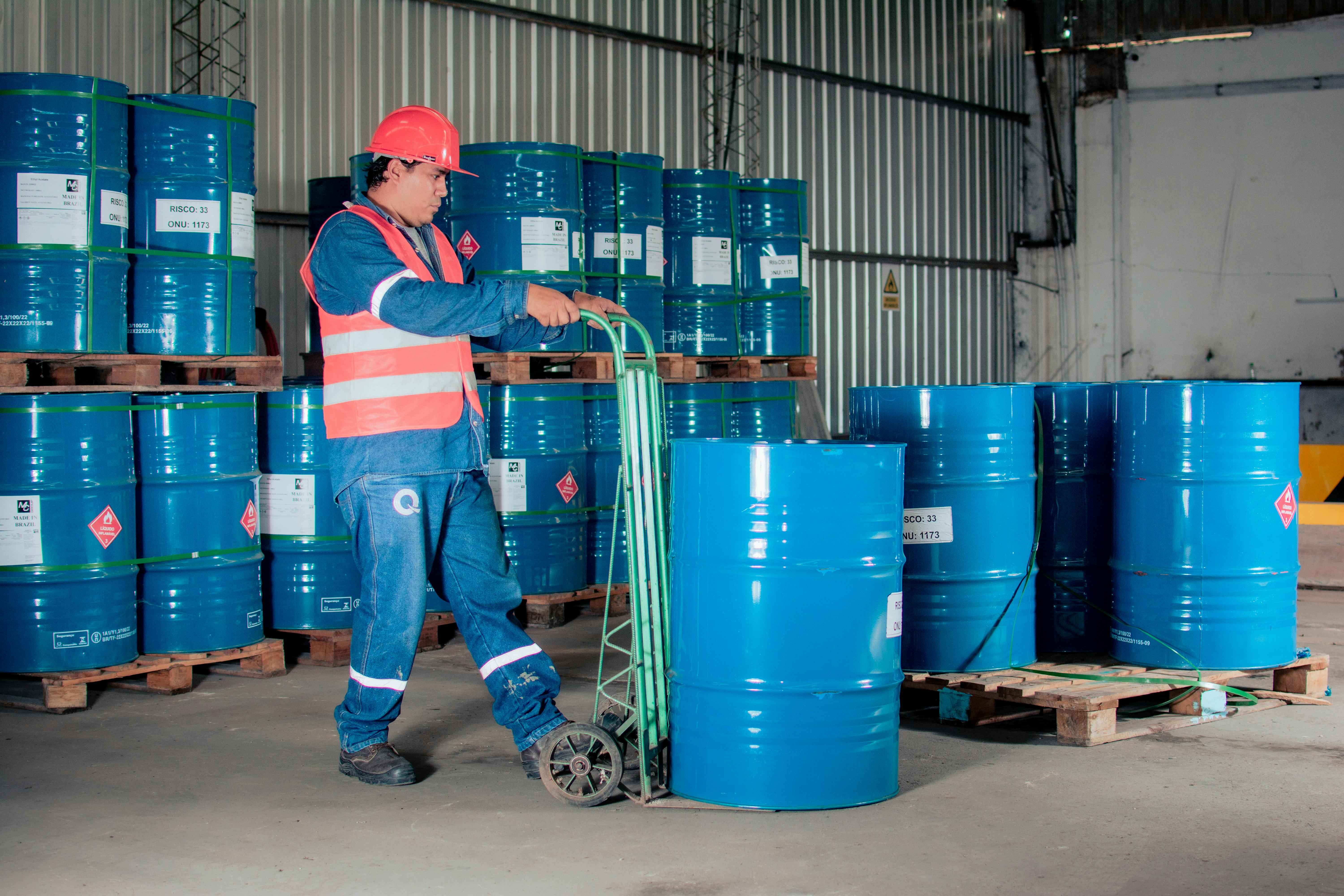 Manejo seguro de tambores con productos químicos